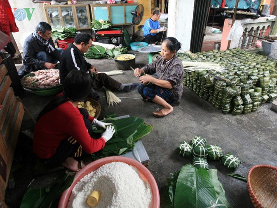 Xuân rộn ràng ở làng bánh chưng Tranh Khúc - ảnh 1